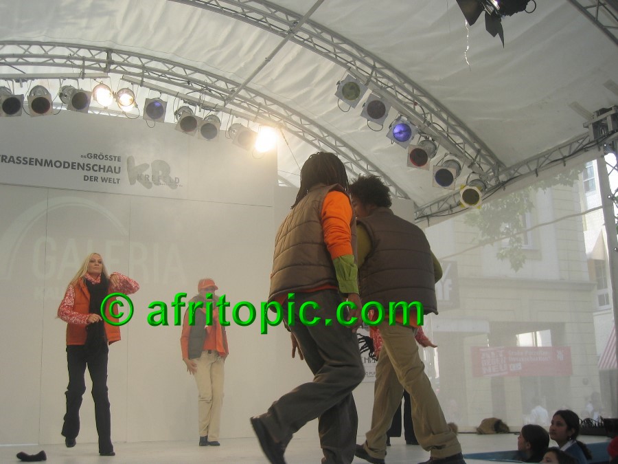 ../Images/Krefeld-Strssenmodenschau-2005 219.jpg